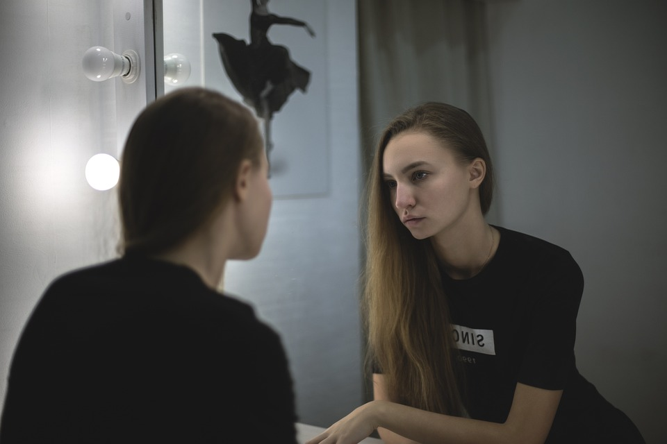 How to Choose the Right Bathroom Mirror? - Awandee Home